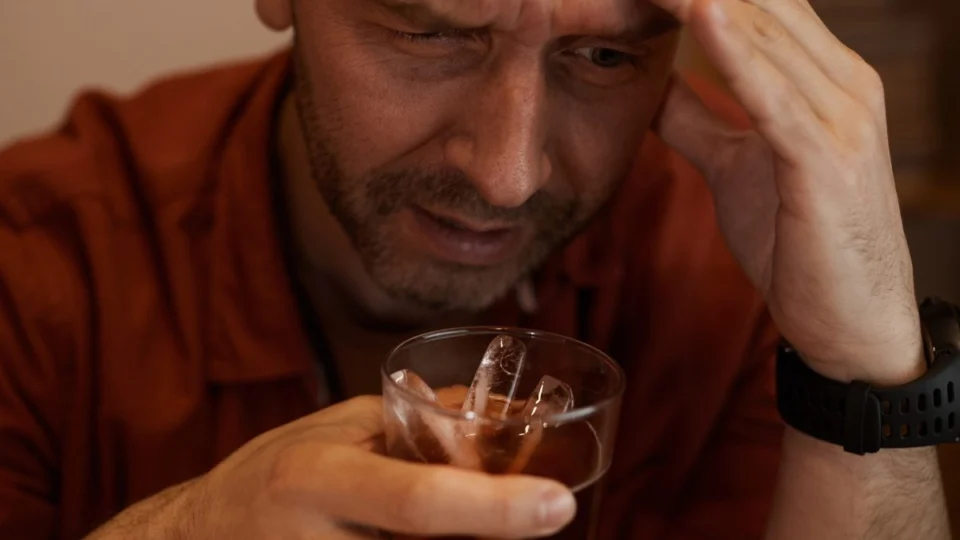 Bebidas com metanol têm sintomas parecidos com ‘ressaca comum’, mas escondem risco mortal