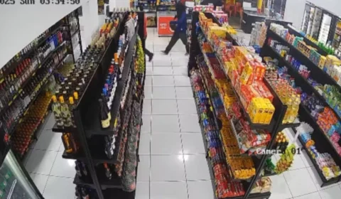 Três homens assaltam conveniência e desaparecem em carro com placa adulterada