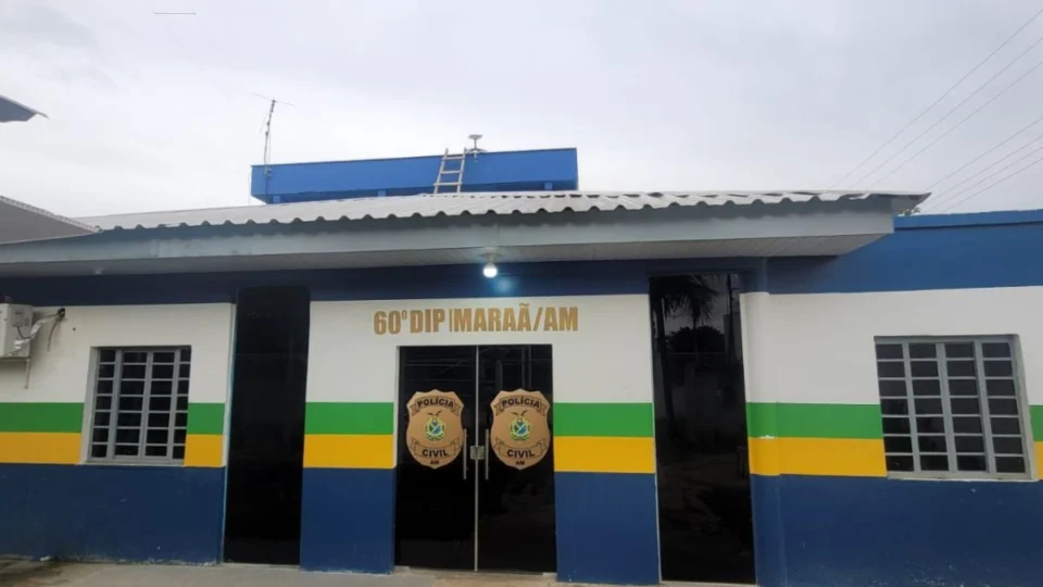 Homem é preso após agredir esposa com socos e chutes durante crise de ciúmes no Amazonas; agressões foram filmadas