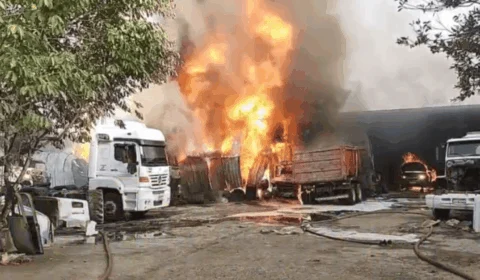 Incêndio de grandes proporções atinge depósito em Manaus; veja vídeo