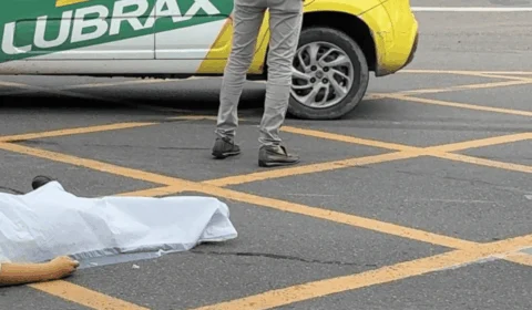 Jovem morre esmagada por ônibus após cair de moto em Manaus