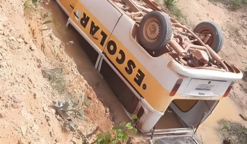 Kombi escolar capota em estrada vicinal do Cantá