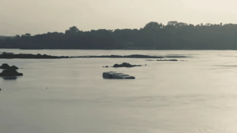 Ônibus de turismo com 48 passageiros cai em rio; motorista não sobrevive