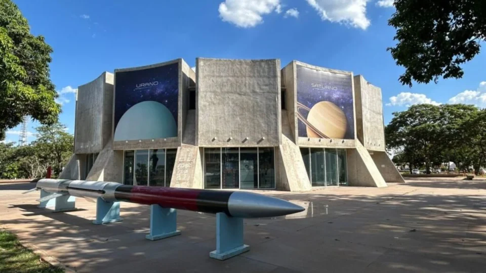 Planetário de Brasília oferece programação gratuita de ciência e IA para crianças