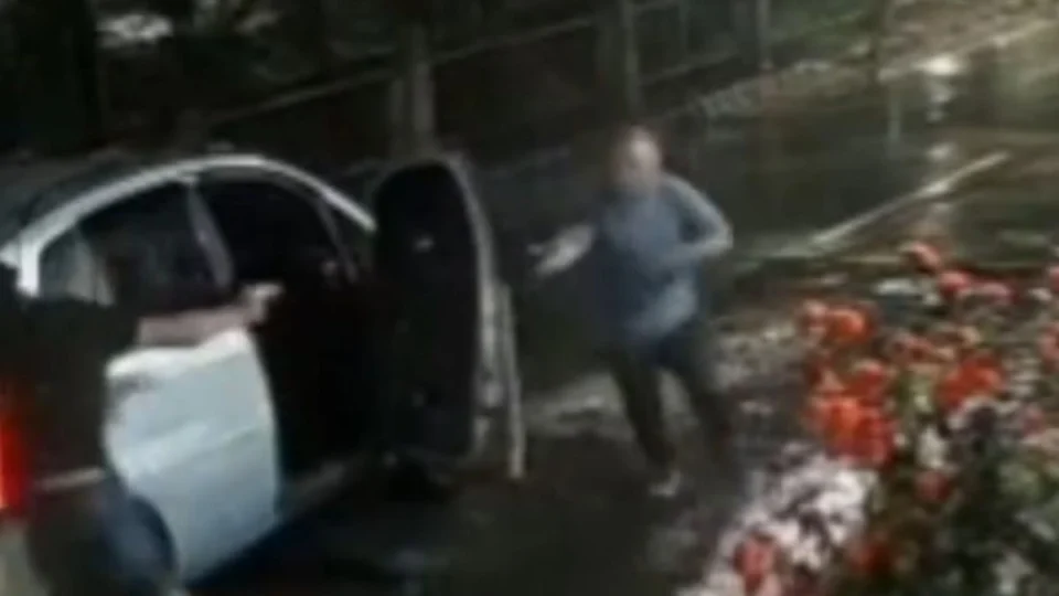 Policiais ‘colegas de farda’ trocam tiros durante briga e um deles morre em plena rua; veja vídeo