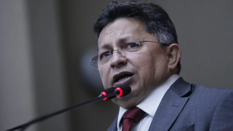 Sinésio Campos defende diálogo e critica extremos na política brasileira