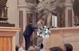 VEJA VÍDEO: Homem urina no altar da Basílica de São Pedro e choca fiéis no Vaticano
