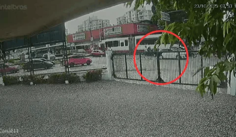 Vídeo mostra jovem sendo atropelada por ônibus após cair de moto em Manaus; caso ascende alerta