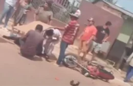 Jovens são arrastados por 10 metros após colisão entre moto e caminhonete