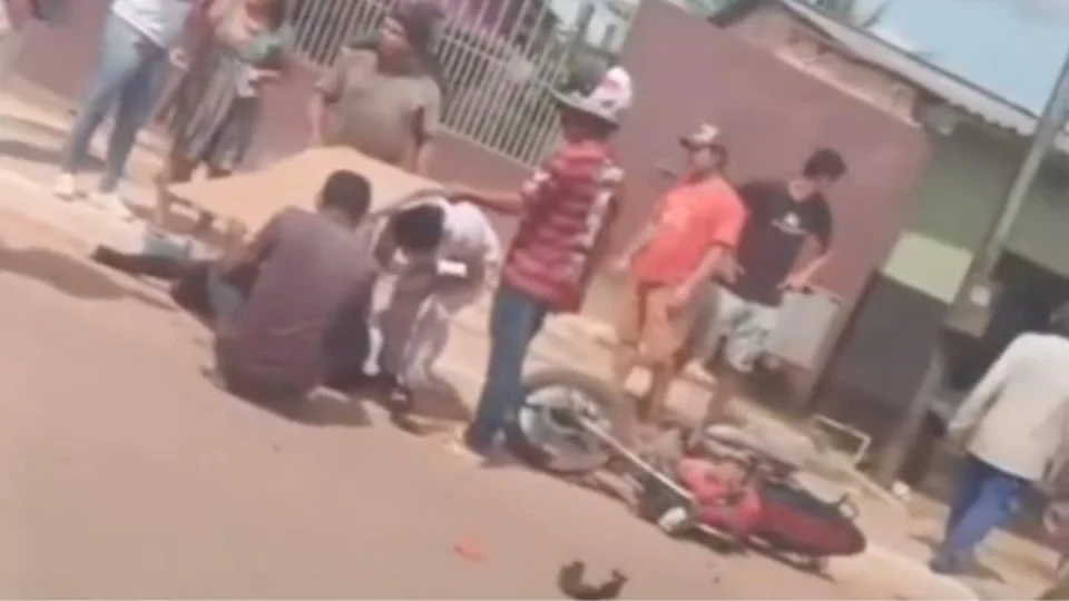 Jovens são arrastados por 10 metros após colisão entre moto e caminhonete