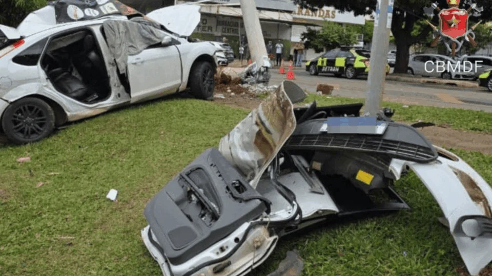 Motorista morre após carro colidir com poste em Sobradinho, no DF