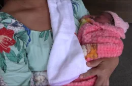 Mulher dá à luz em casa após ser liberada de maternidade em trabalho de parto no Acre