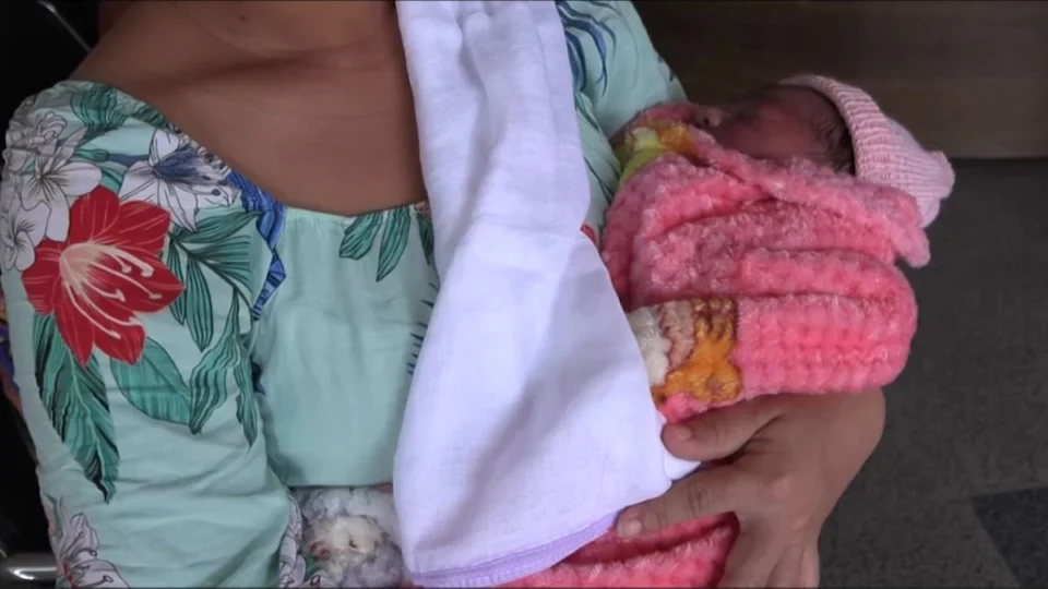 Mulher dá à luz em casa após ser liberada de maternidade em trabalho de parto no Acre