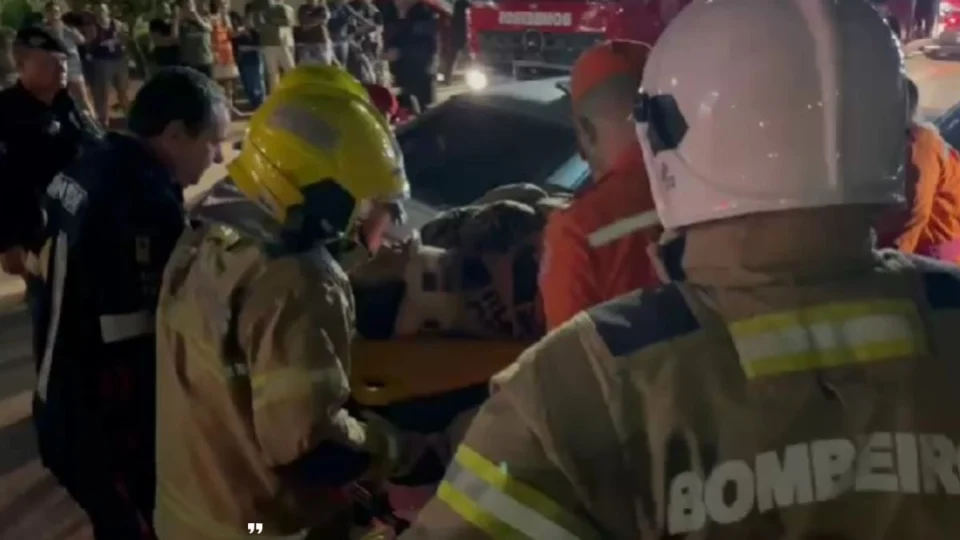 VÍDEO: Motorista fica presa às ferragens após acidente na zona Leste de Porto Velho