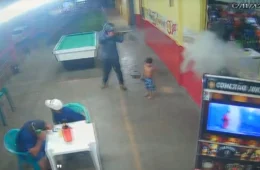 VÍDEO: Câmeras registram ataque a tiros que deixa tio e sobrinho feridos em bar de Porto Velho