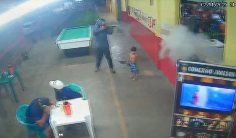 VÍDEO: Câmeras registram ataque a tiros que deixa tio e sobrinho feridos em bar de Porto Velho