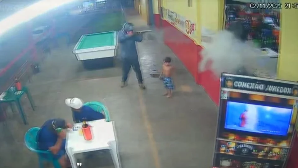VÍDEO: Câmeras registram ataque a tiros que deixa tio e sobrinho feridos em bar de Porto Velho