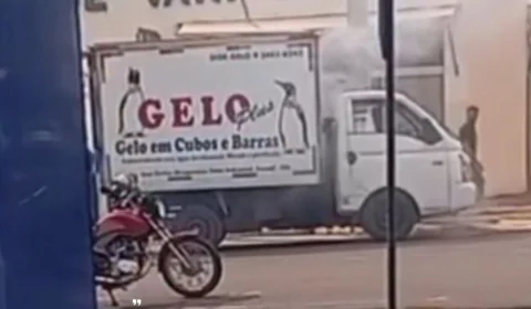 VÍDEO: Caminhão com carga de gelo pega fogo no centro de Cacoal