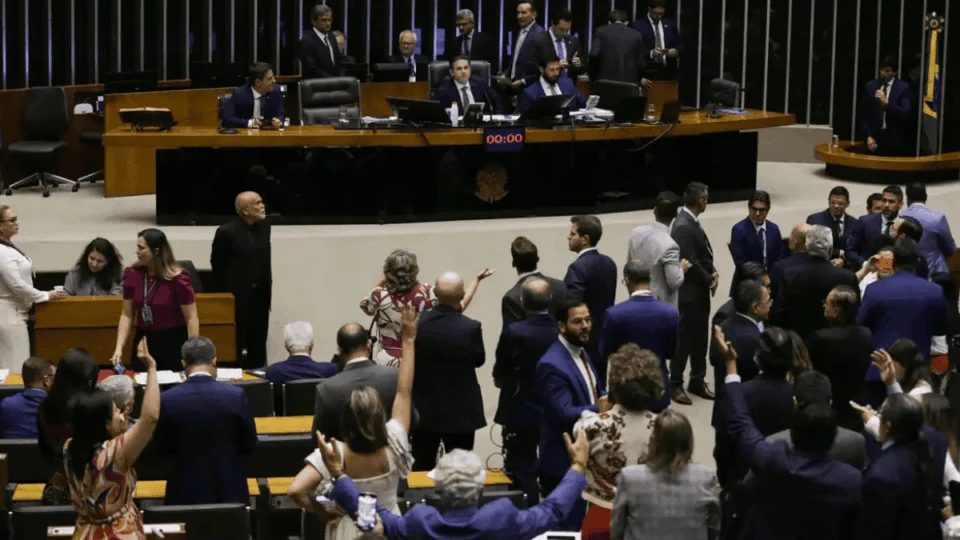 Câmara aprova texto que restringe aborto em vítimas de violência sexual; saiba como votaram os deputados