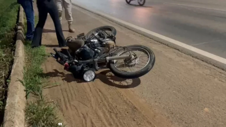 VÍDEO: Motoboy fica em estado gravíssimo após ser atropelado na BR-364, em Porto Velho