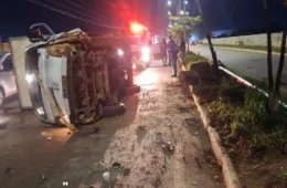 VÍDEO: Caminhão capota após bater em poste na Avenida Guaporé, em Porto Velho