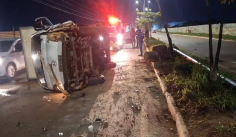 VÍDEO: Caminhão capota após bater em poste na Avenida Guaporé, em Porto Velho