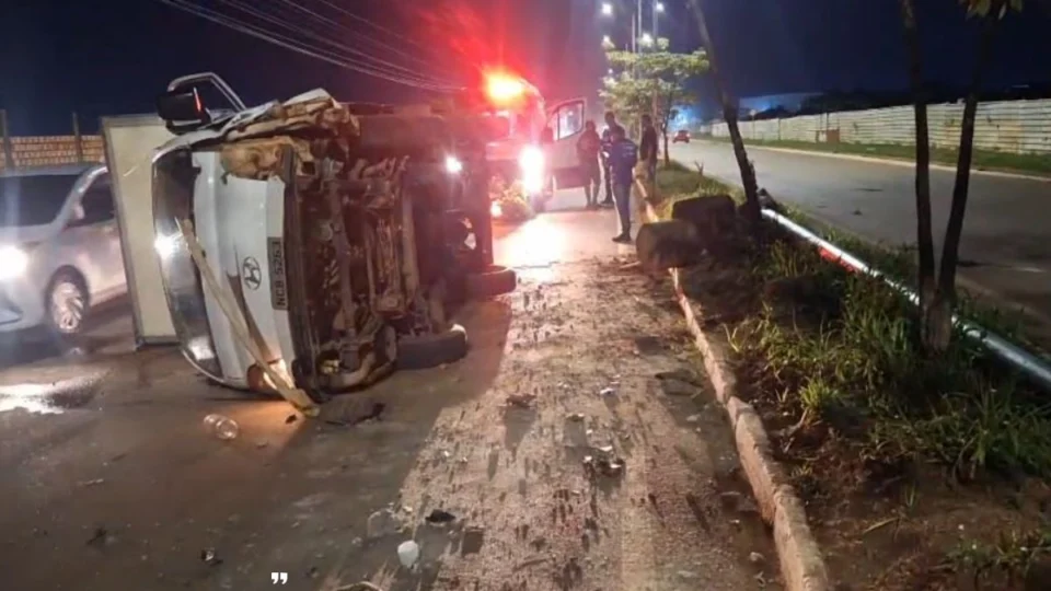 VÍDEO: Caminhão capota após bater em poste na Avenida Guaporé, em Porto Velho