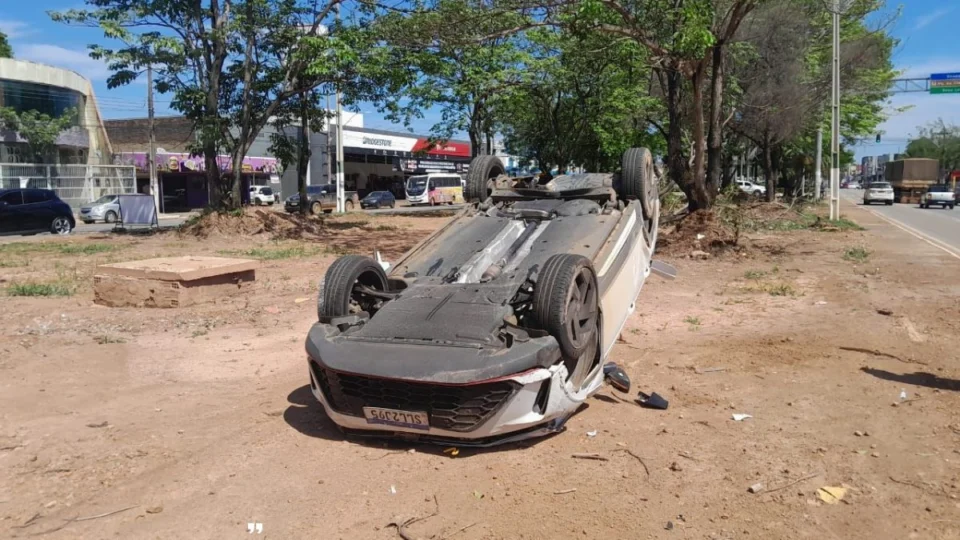 VÍDEO: Carro capota após caminhonete invadir preferencial na Jorge Teixeira em Porto Velho