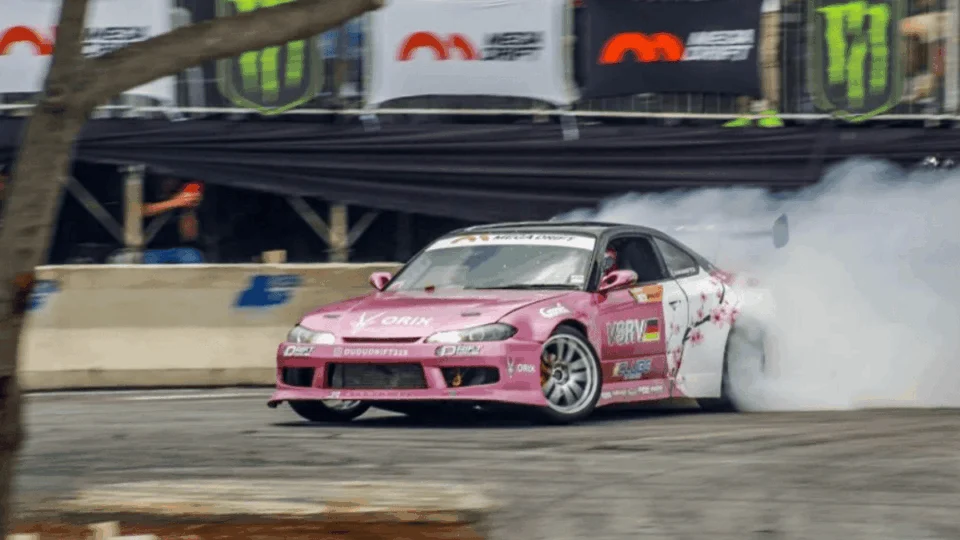 Show sobre quatro rodas: Mega Drift Brasil transforma Brasília em pista de adrenalina