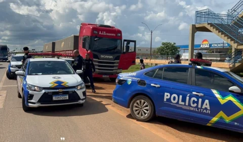 VÍDEO: Homem tenta vender celular furtado para a própria vítima e é agredido por populares