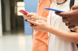 Conselho de Educação do Acre regulamenta uso de celulares e tablets na Educação Básica