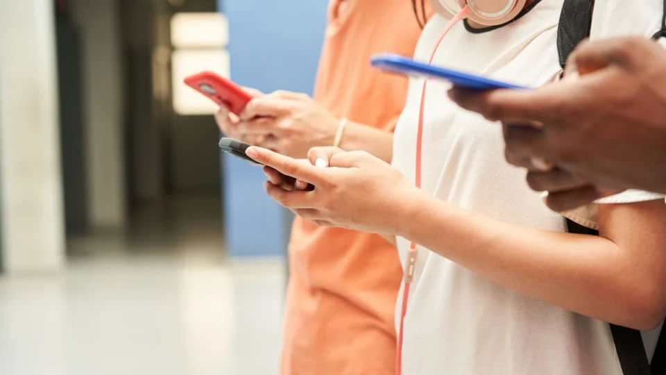 Conselho de Educação do Acre regulamenta uso de celulares e tablets na Educação Básica