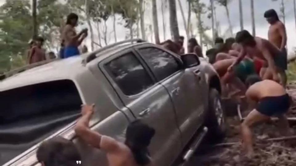 VÍDEO: Indígenas realizam resgate de caminhonete que caiu em rio na divisa entre RO e MT