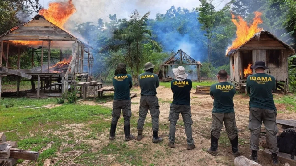 Operação federal remove invasores e desativa estruturas ilegais em Terra Indígena no Acre