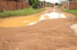 VÍDEO: Moradores da Rua Cordeiro sofrem com alagamentos e vias intrafegáveis no inverno amazônico em Porto Velho