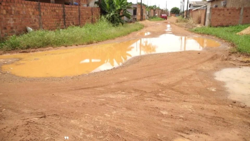 VÍDEO: Moradores da Rua Cordeiro sofrem com alagamentos e vias intrafegáveis no inverno amazônico em Porto Velho