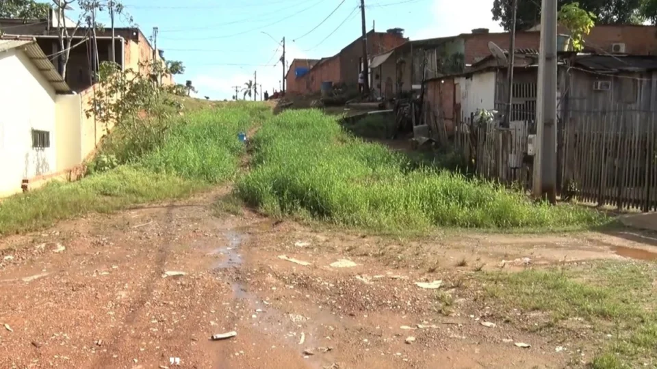 VÍDEO: Moradores do bairro Castanheira sofrem com lama, poeira e falta de pavimentação em Porto Velho