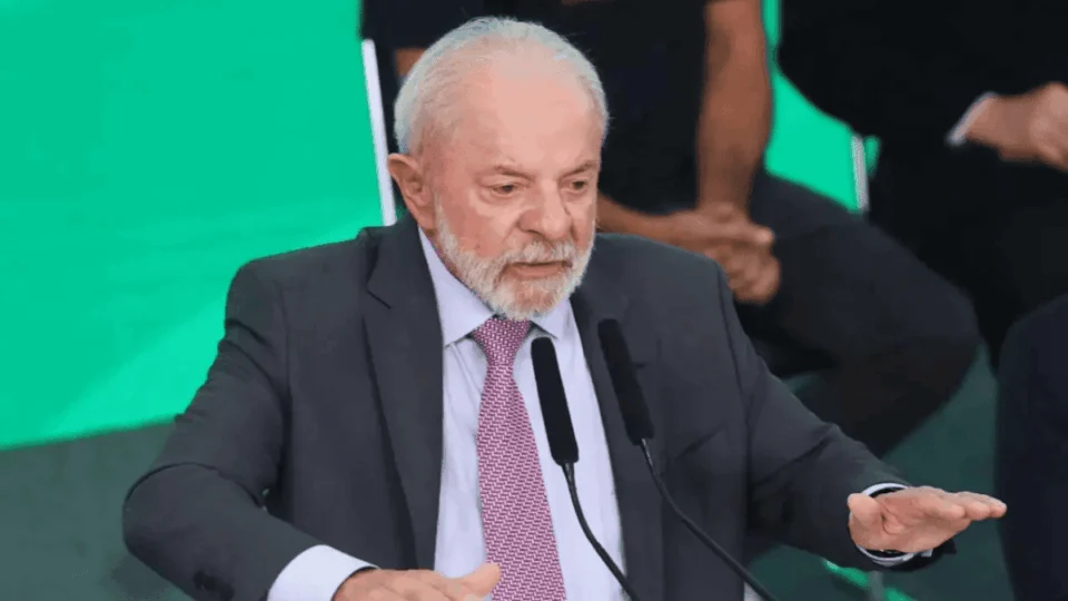 Lula barra ‘todes’ na administração pública com nova lei de linguagem simples