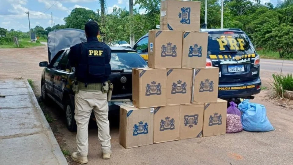 Motorista tenta escapar de fiscalização da PRF, mas é preso com 5 mil maços de cigarros no Acre