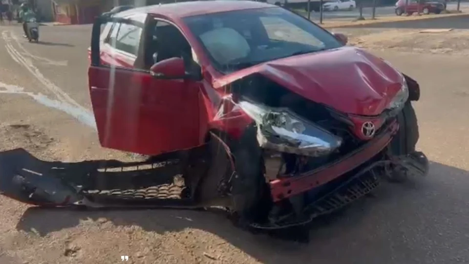 VÍDEO: Motorista avança preferencial e provoca capotamento na Avenida Abunã em Porto Velho