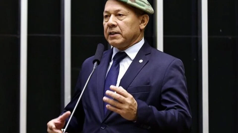 Coluna do Carlos Caldeira – “Herói da Pátria, Família e Verbas do Gabinete”