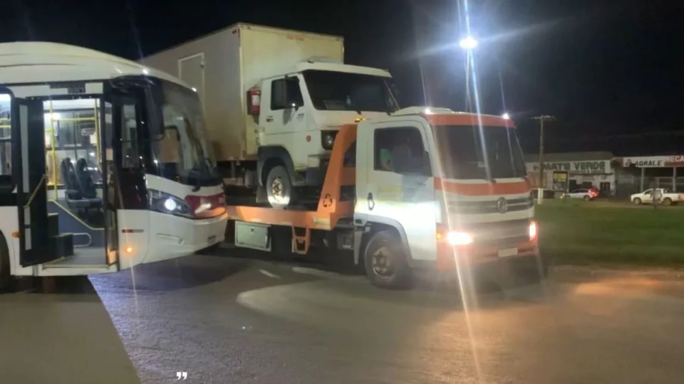 VÍDEO: Acidente entre caminhonete e ônibus causa lentidão na BR-364 em Vilhena
