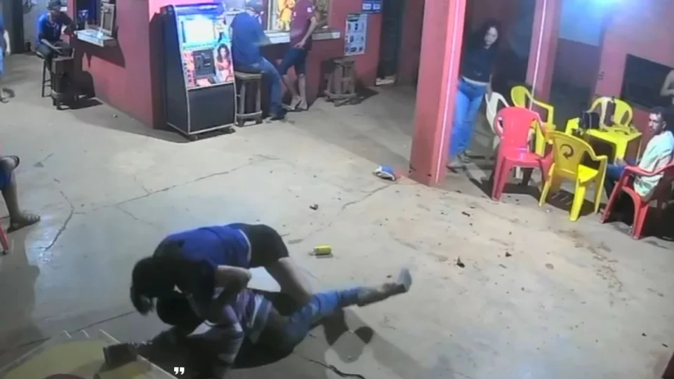 VÍDEO: Homem armado com faca se envolve em briga com mulher em bar de Vilhena