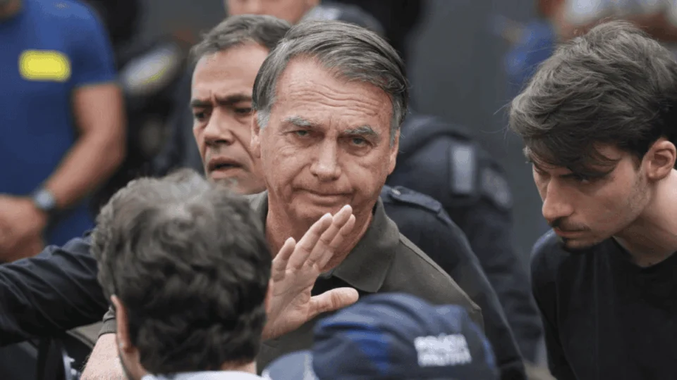 Michelle clama a Deus, aliados denunciam perseguição e oposição comemora; o que dizem após a prisão de Bolsonaro