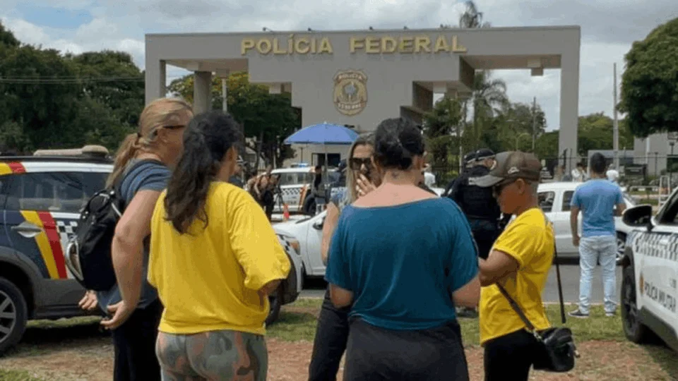 Gritos, xingamentos e comemoração: a divisão em frente à sede da PF após prisão de Bolsonaro