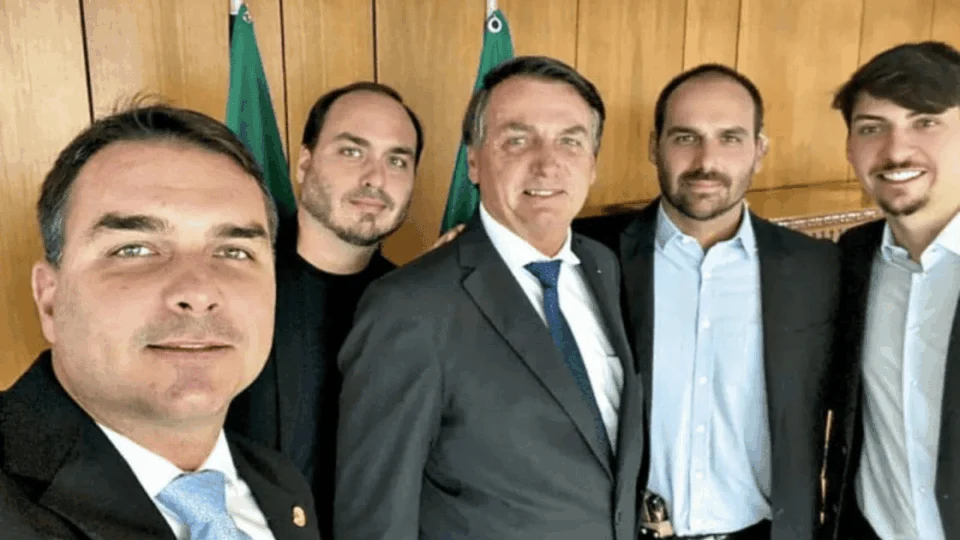 Moraes autoriza visitas dos filhos a Bolsonaro; saiba dias e horários