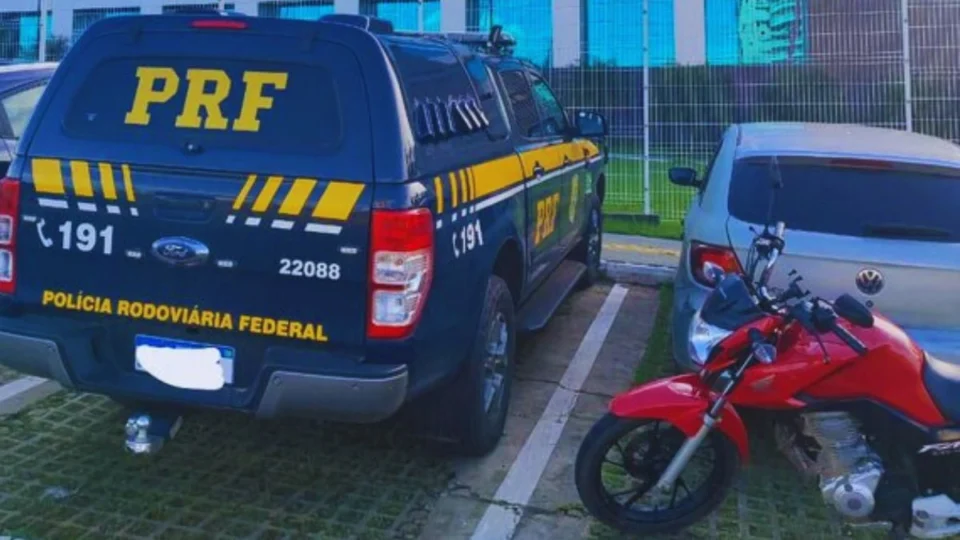 PRF prende motorista por uso de CNH falsa em fiscalização na BR-364, no Acre