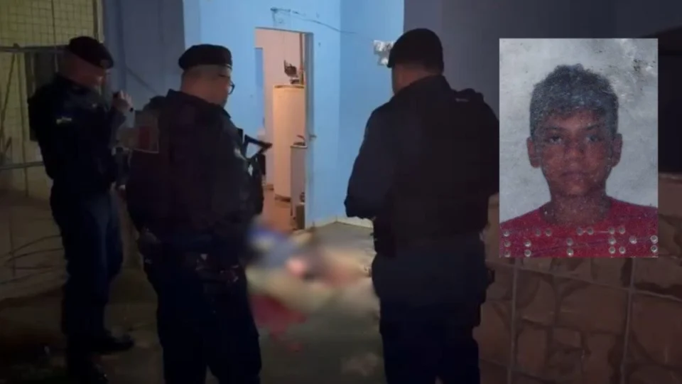 VÍDEO: Homem é executado dentro de vila após ser perseguido por dupla em moto na zona Leste