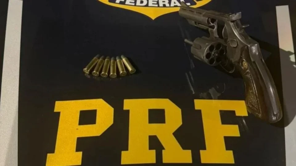 PRF prende homem com revólver e maconha durante abordagem na BR-364 em Vilhena