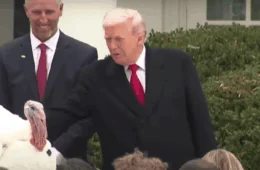 Donald Trump concede perdão a perus; entenda tradição